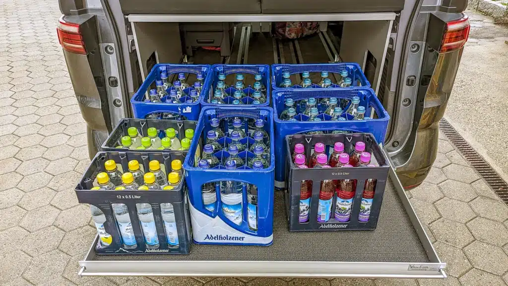 T7 California Beach Campingmodule Riva Heckauszug mit geladenen Getränkekisten