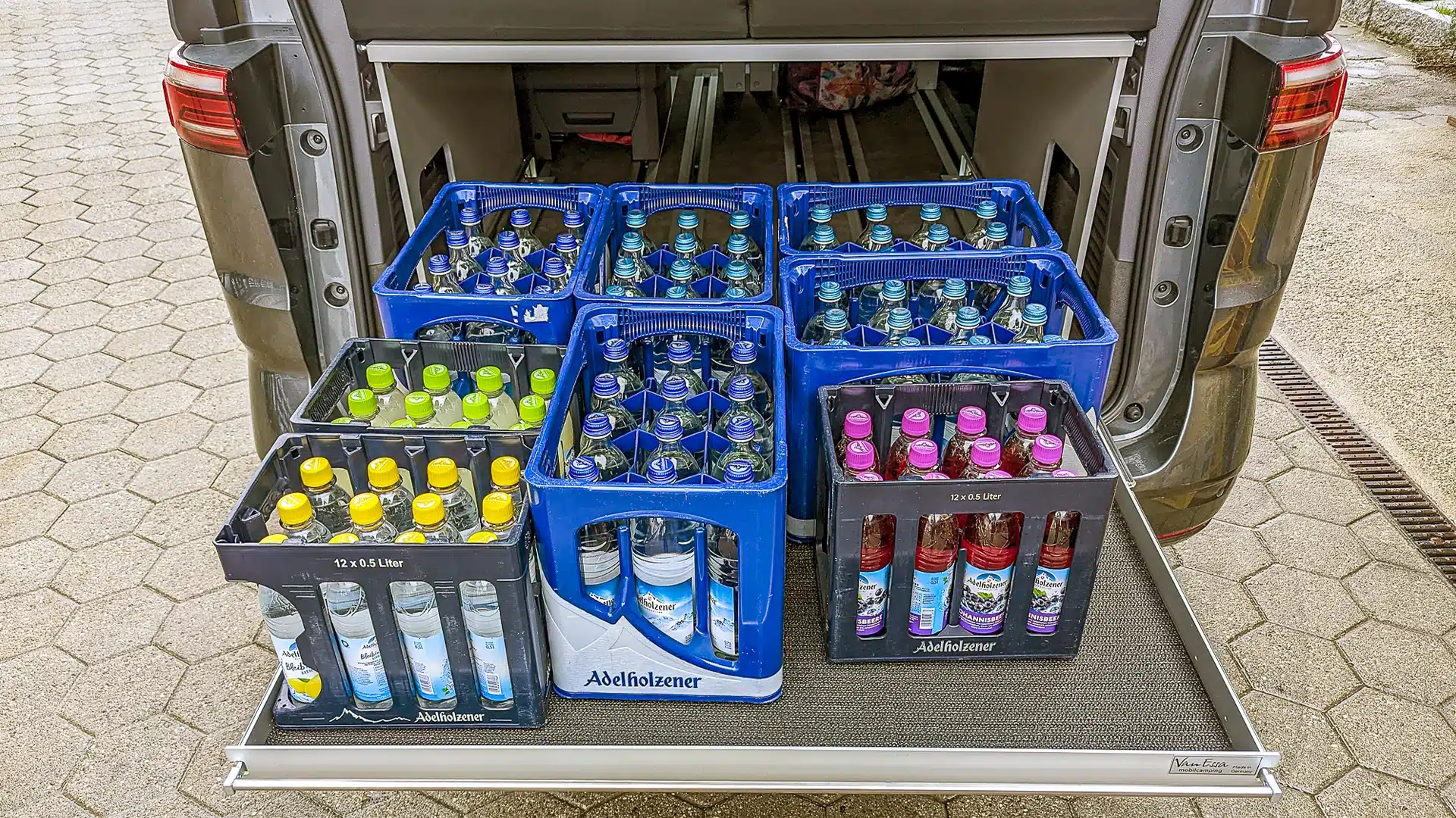 T7 California Beach Campingmodule Riva Heckauszug mit geladenen Getränkekisten