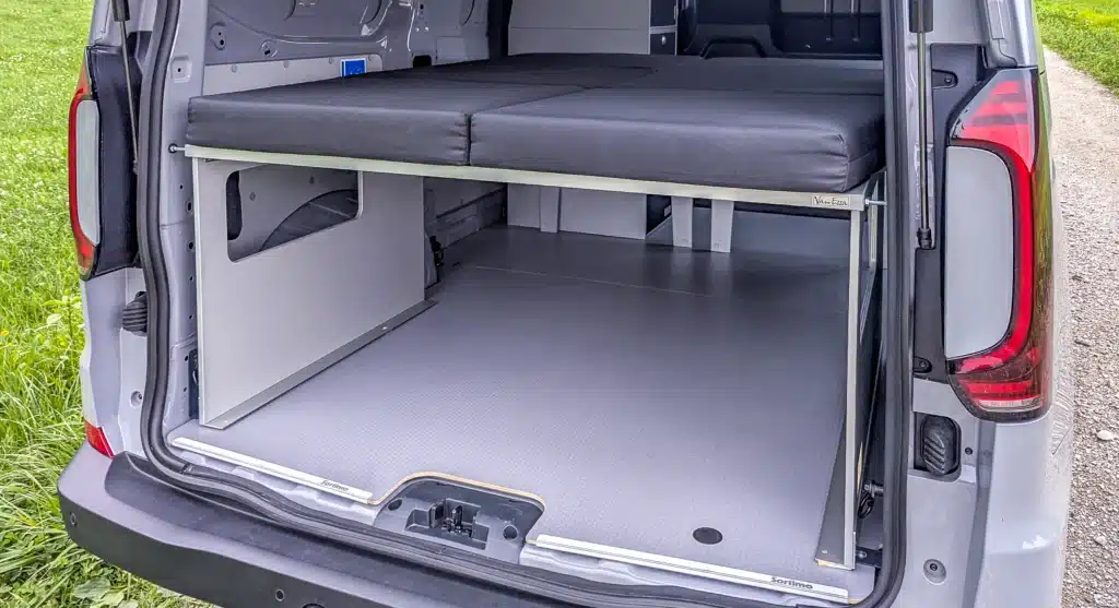 Transporter Kasten Campingmodule Schlafsystem Surfer geteilt Heckansicht