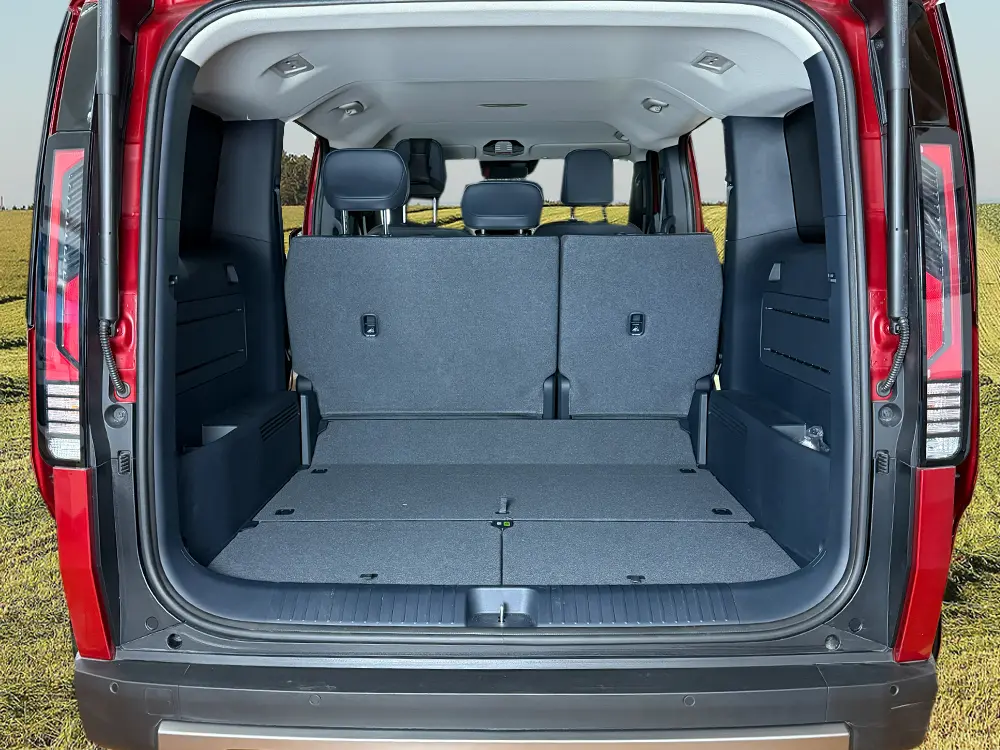 Innenraum von Kia PV5 Passenger und VW ID. Buzz für den Camperausbau