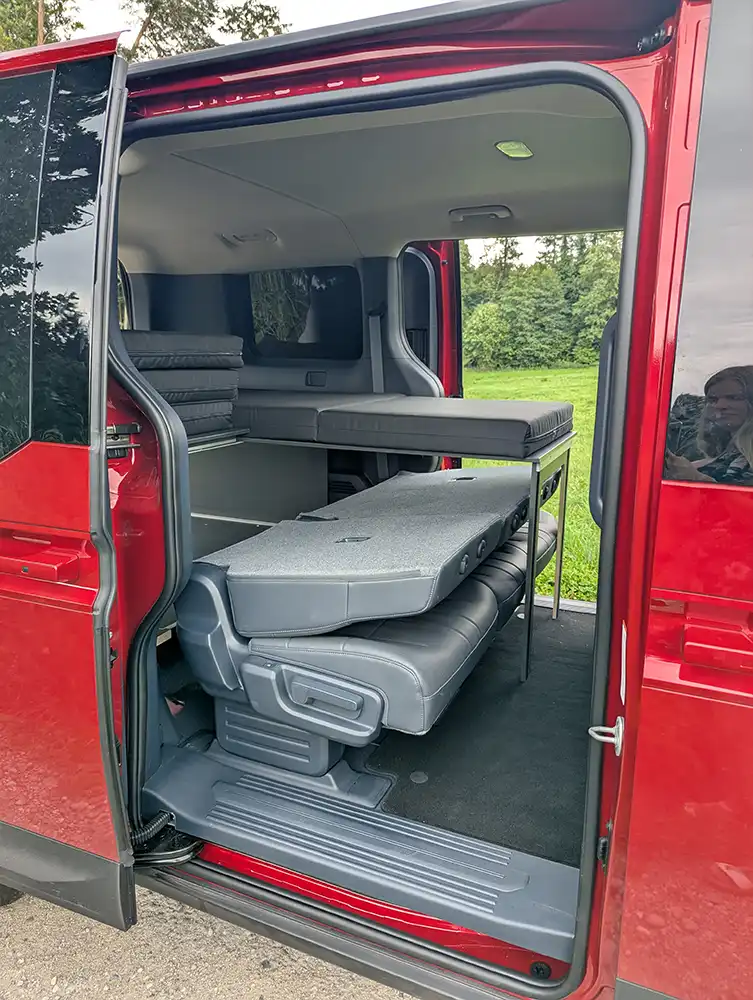 Kia-PV5-schlafsystem-surfer-geteilt
