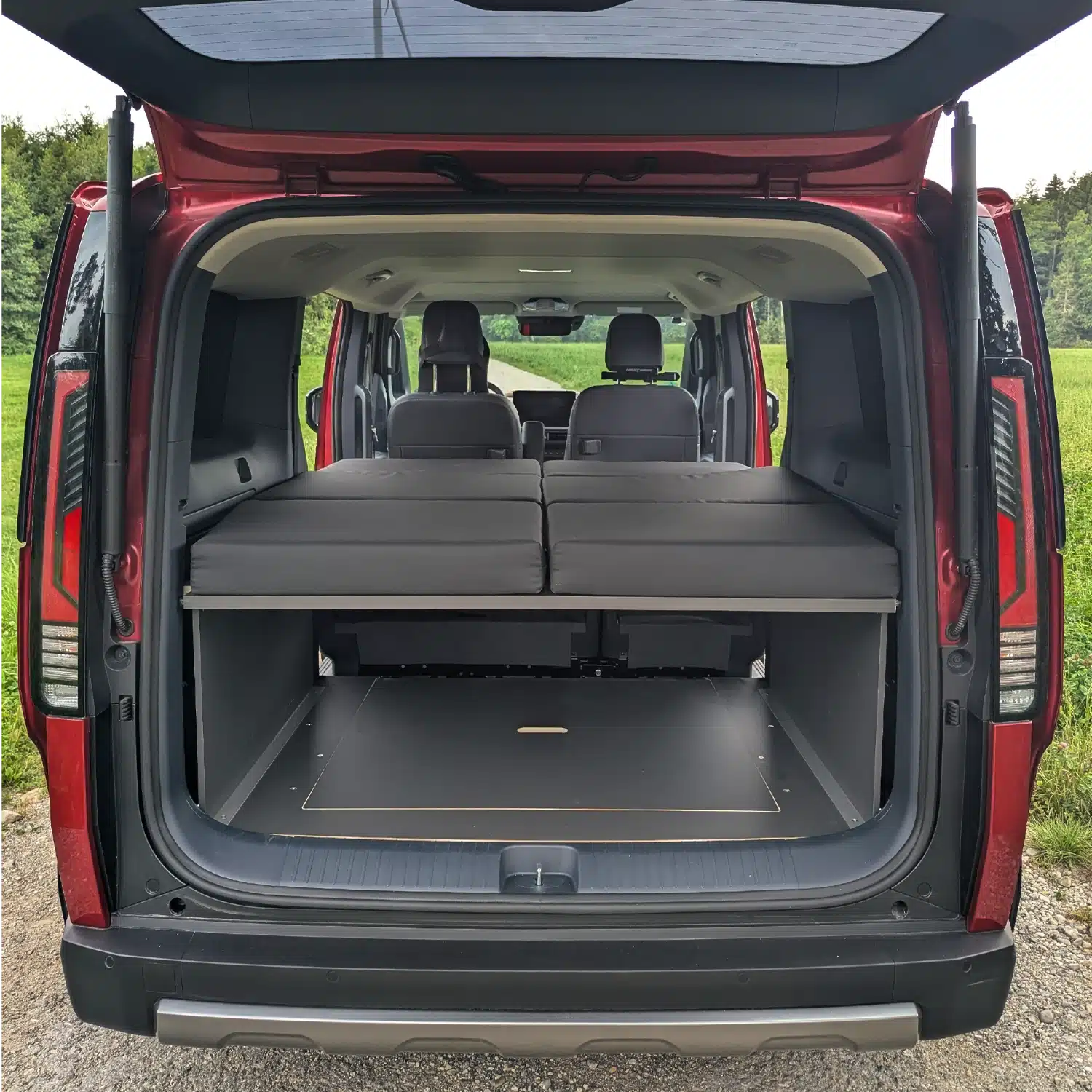 KIA PV5 Schlafsystem Surfer Liegefläche Heckansicht