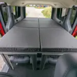 KIA PV5 Schlafsystem Surfer aufgebaut Liegefläche von oben