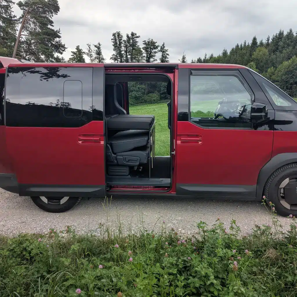 KIA PV5 Passenger Schlafsystem Surfer Liegefläche seitlich