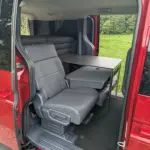 Kia-PV5-schlafsystem-surfer-geteilt-tisch