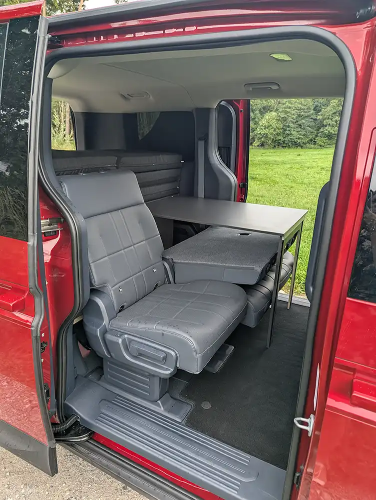 Kia-PV5-schlafsystem-surfer-geteilt-tisch