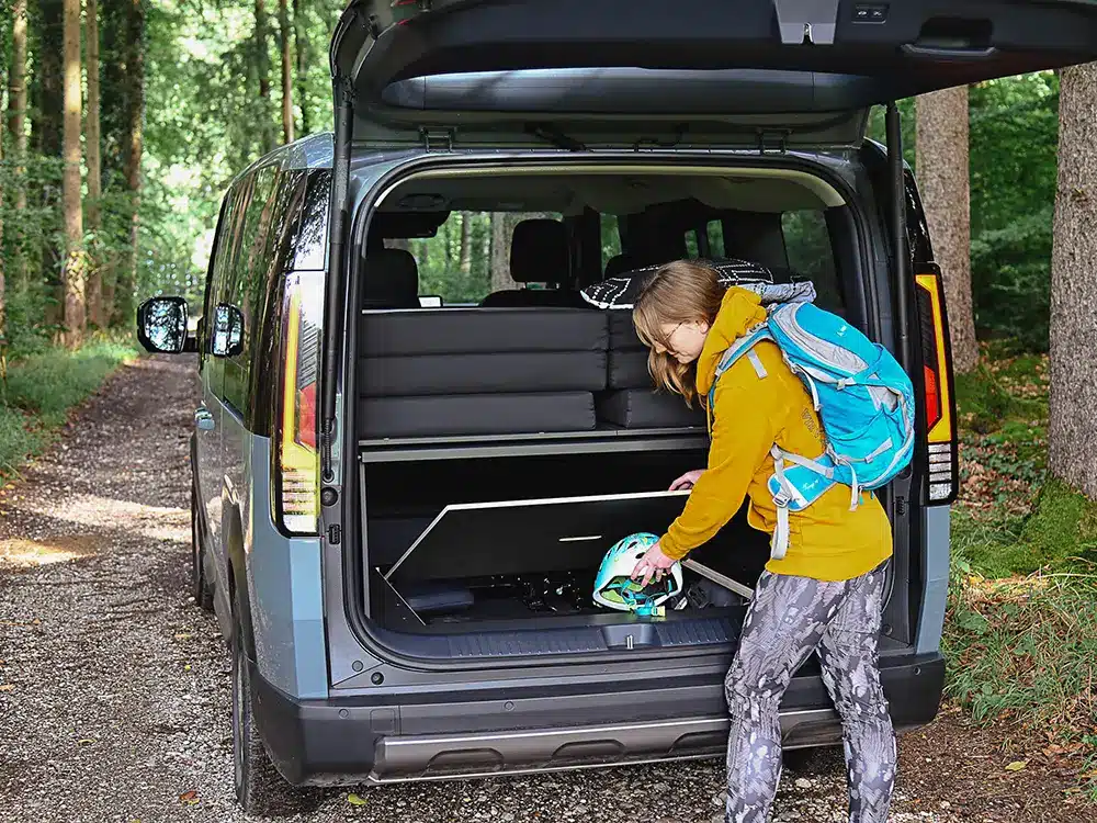 zusätzlicher Stauraum im Ladeboden des Kofferraums vom Kia PV5 Passenger