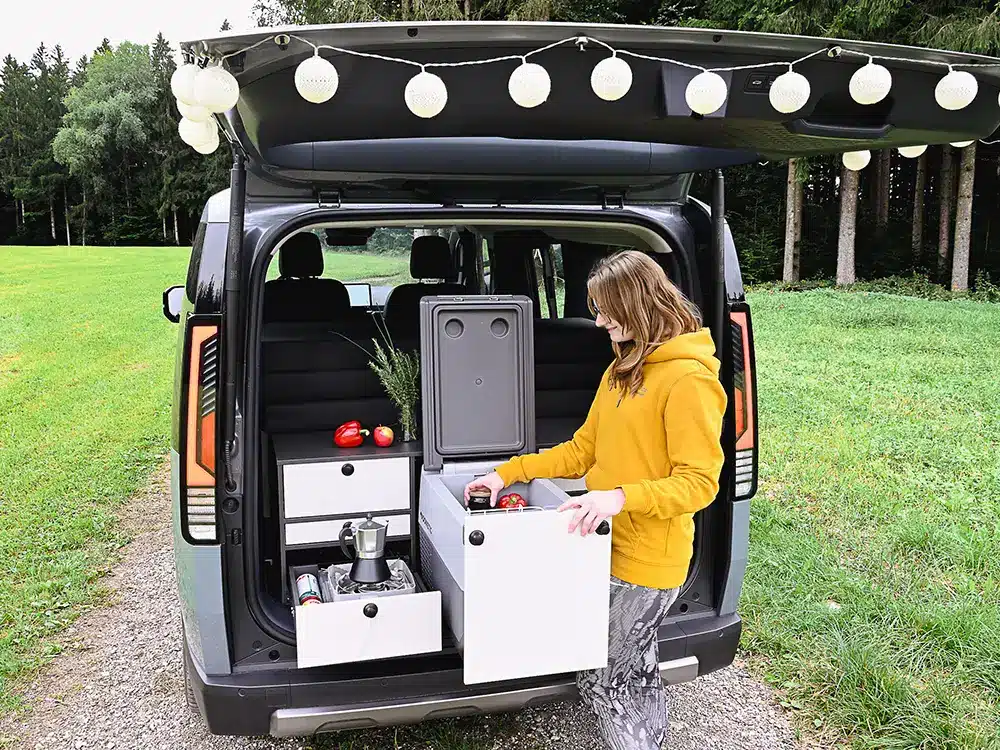 Heckküche mit Kompressor-Kühlbox Kocher etc im Kia PV5