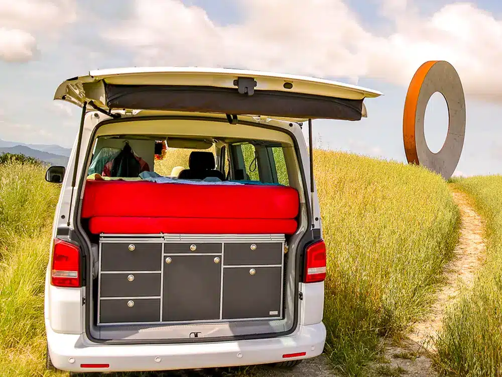 platzsparender Campingtisch im Campervan