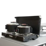 Heckauszug Riva Kuechenmodul Kocher Primus Kinjia offen mit Toepfen