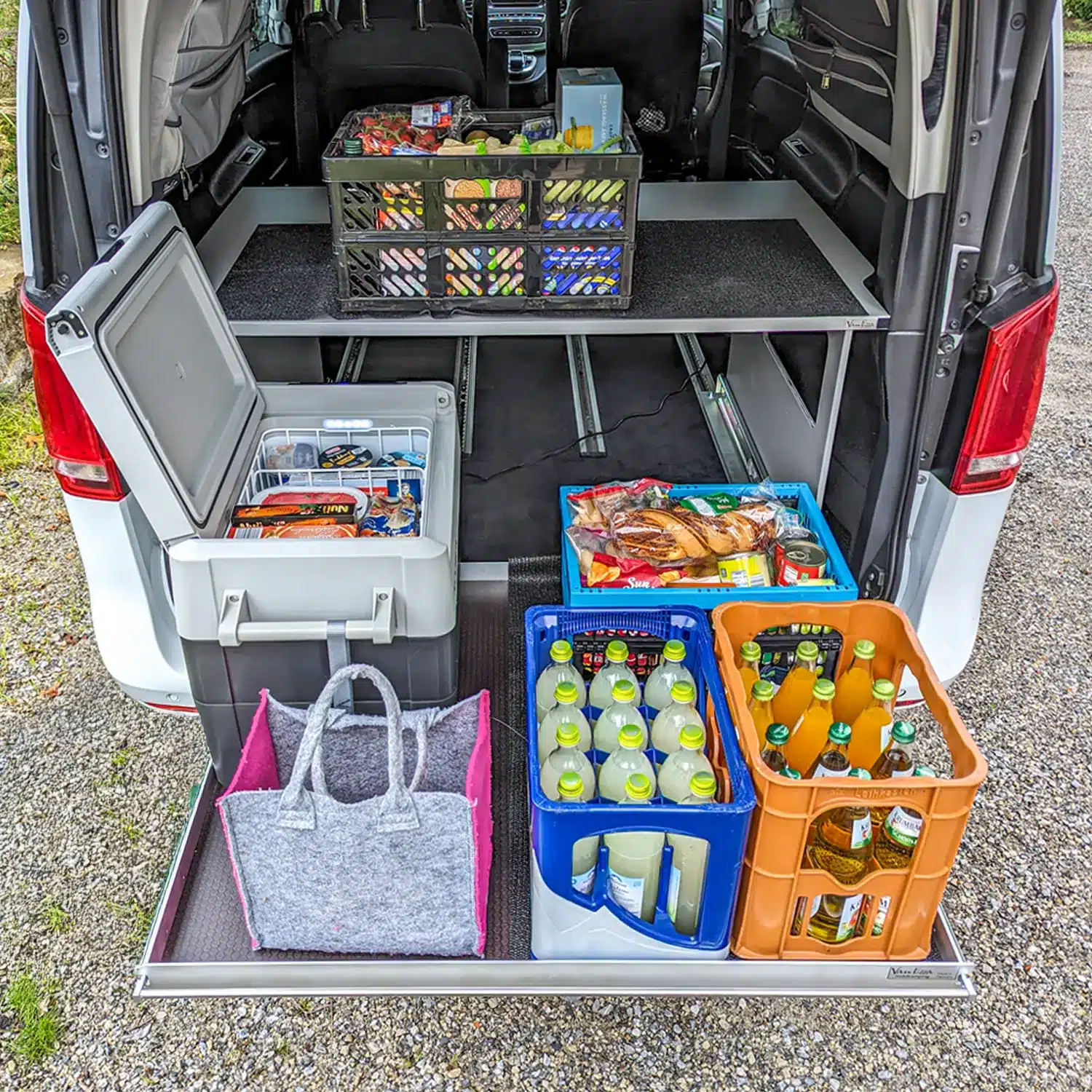 Heckauszug Riva im Mercedes beim Einkaufen