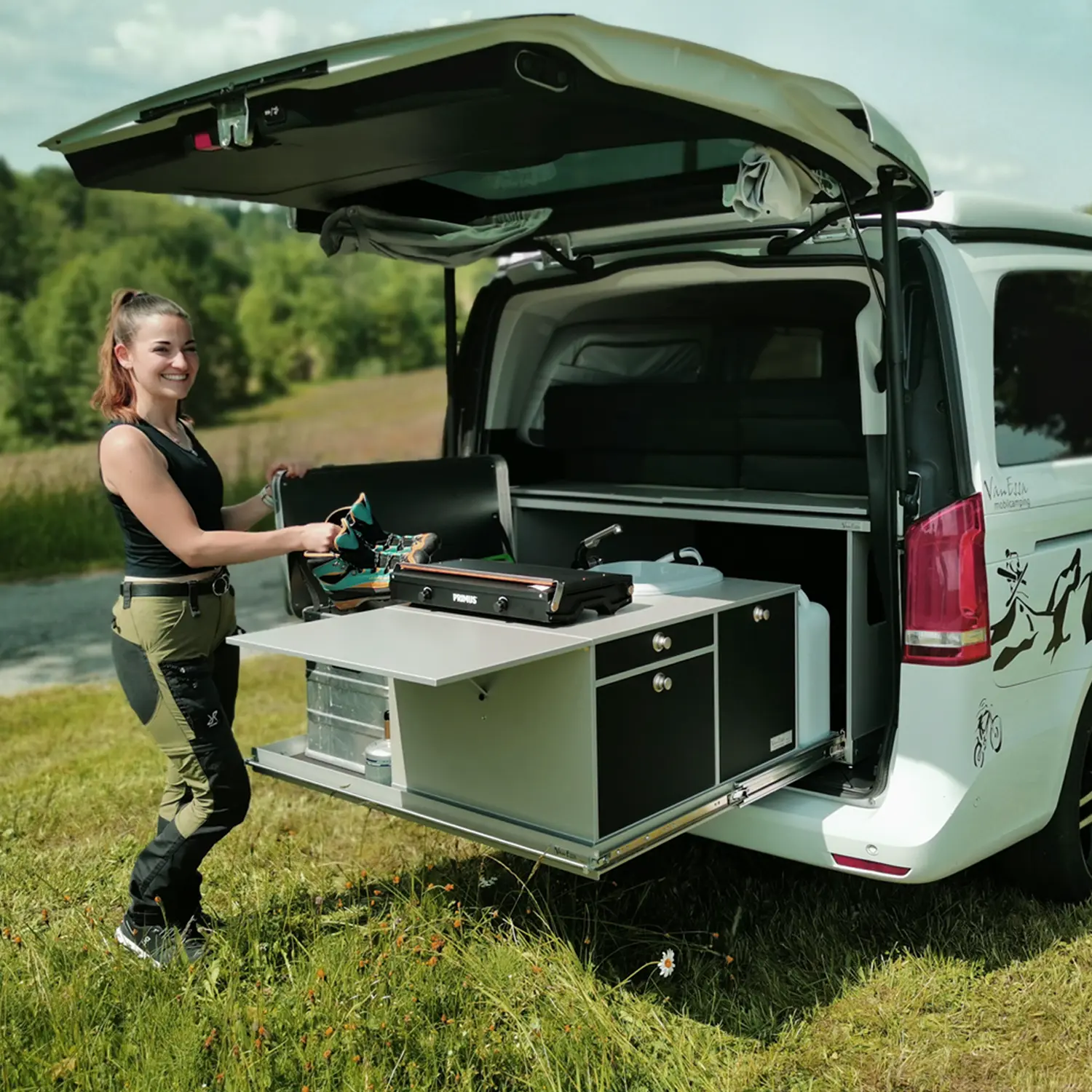 Heckauszug Riva im Mercedes mit Kuechenbox am Fluss