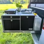 Heckauszug Riva im Mercedes mit Kuechenbox im Detail