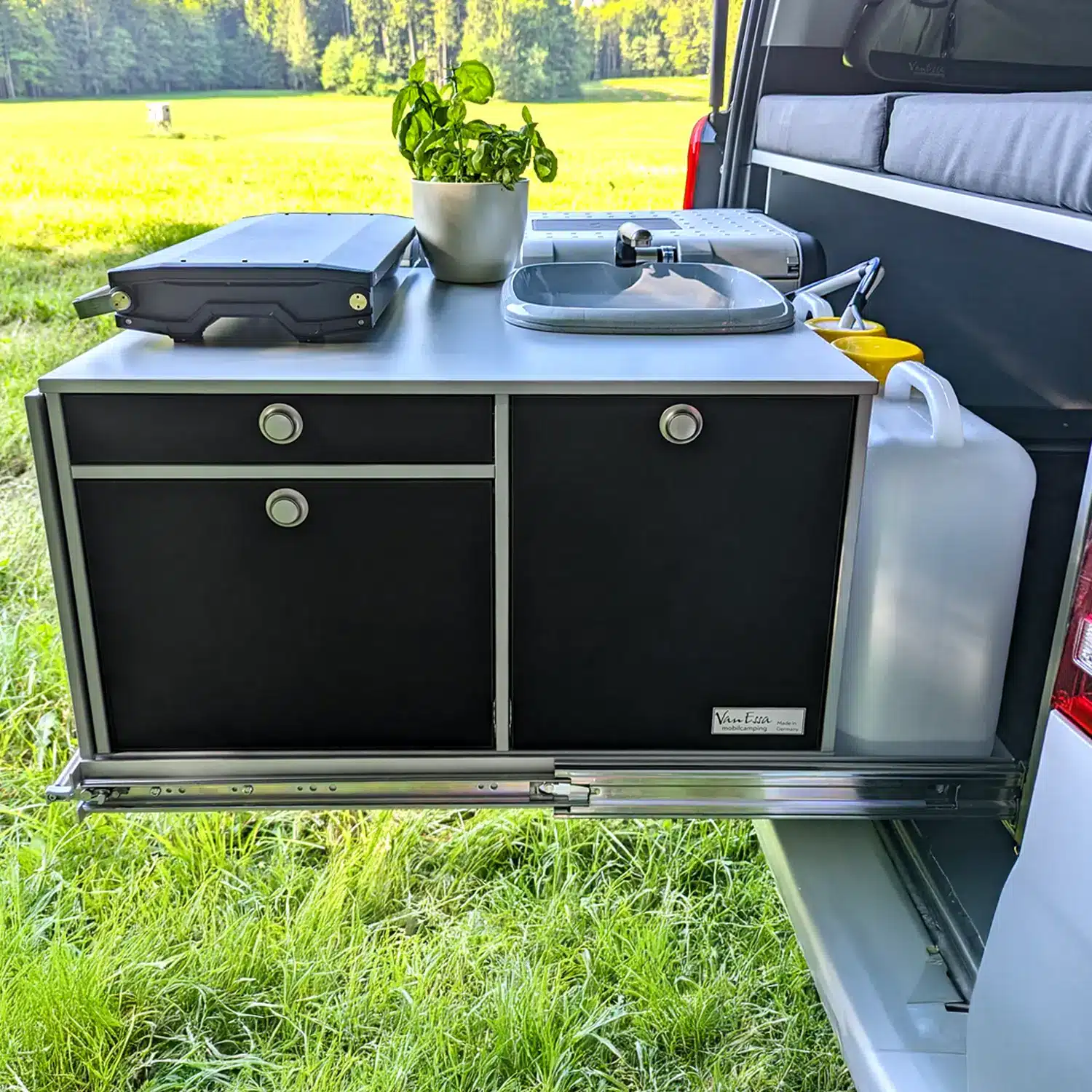 Heckauszug Riva im Mercedes mit Kuechenbox im Detail