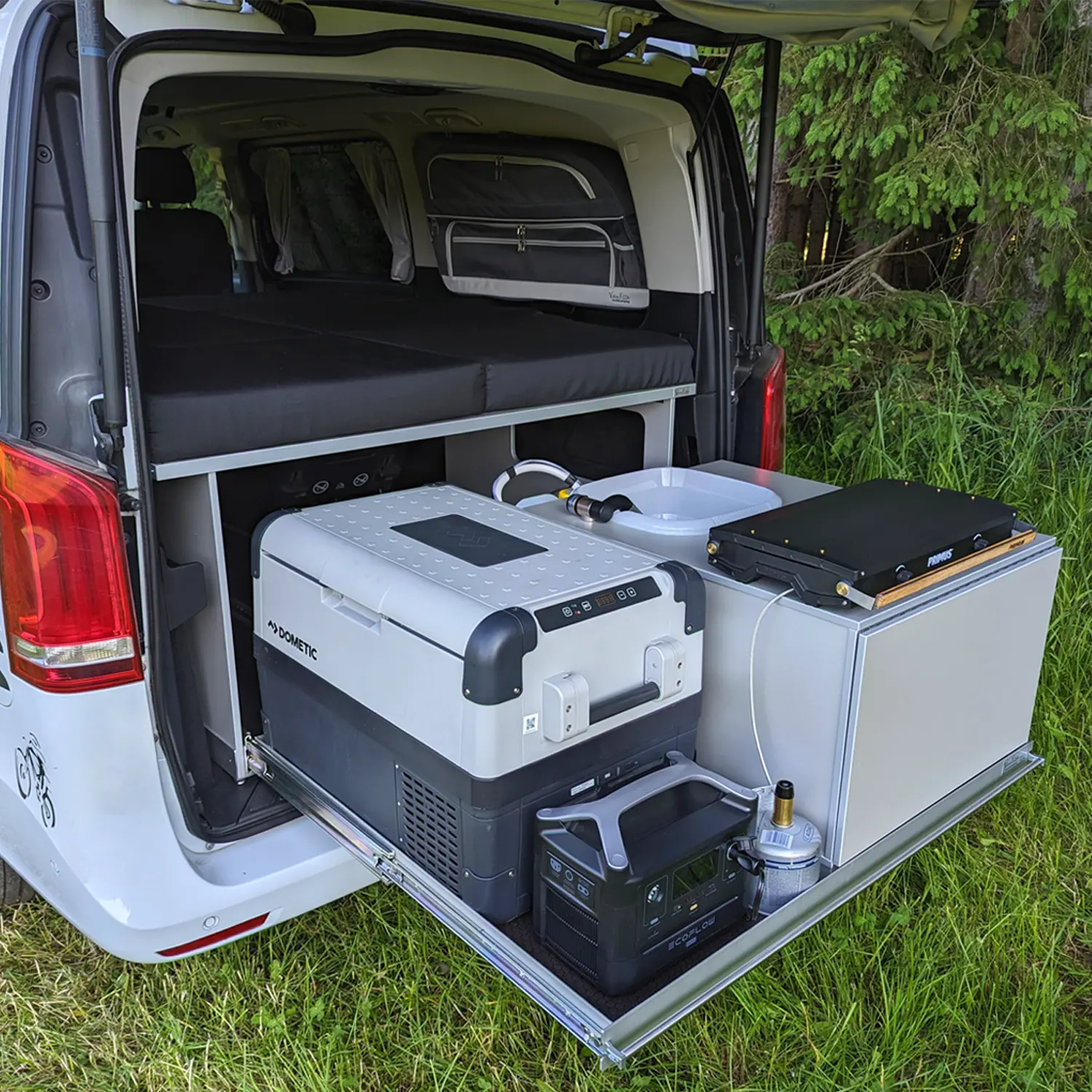 Heckauszug Riva im Mercedes mit Kuechenbox und Kuehlbox