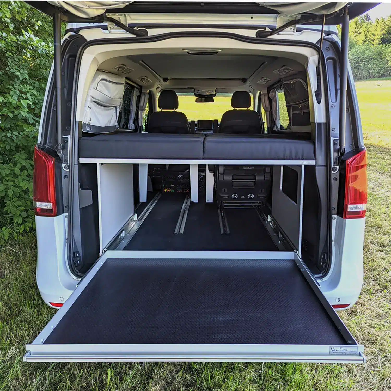 Heckauszug Riva im Mercedes Van Ladeflaeche ausgefahren