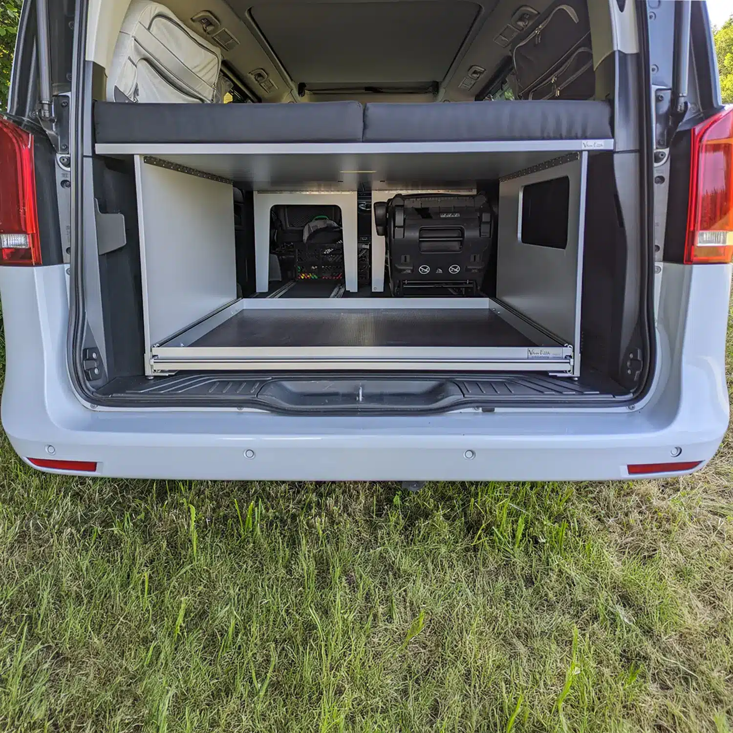 Heckauszug Riva im Mercedes Van Ladeflaeche