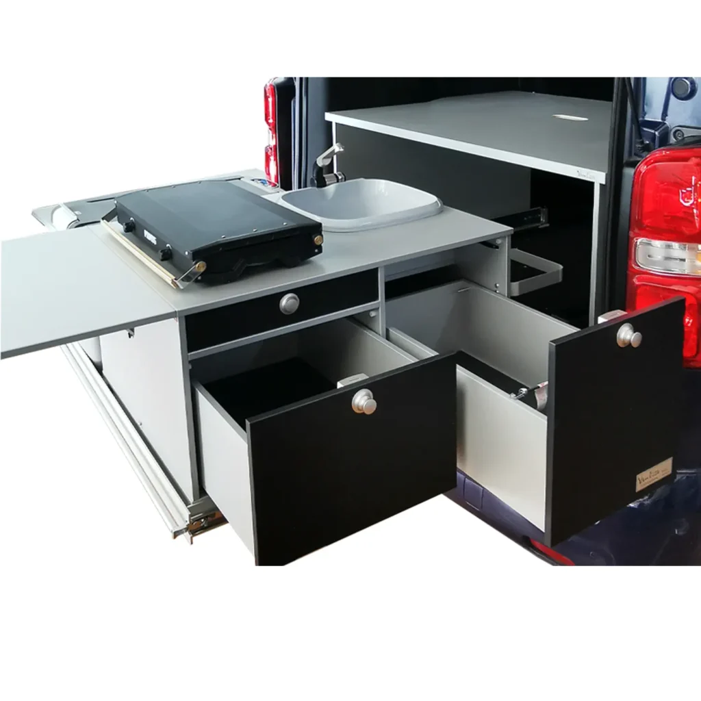 Heckauszug Riva im Stellantis PSA Van mit Kuchenmodul geoeffnete Schubladen