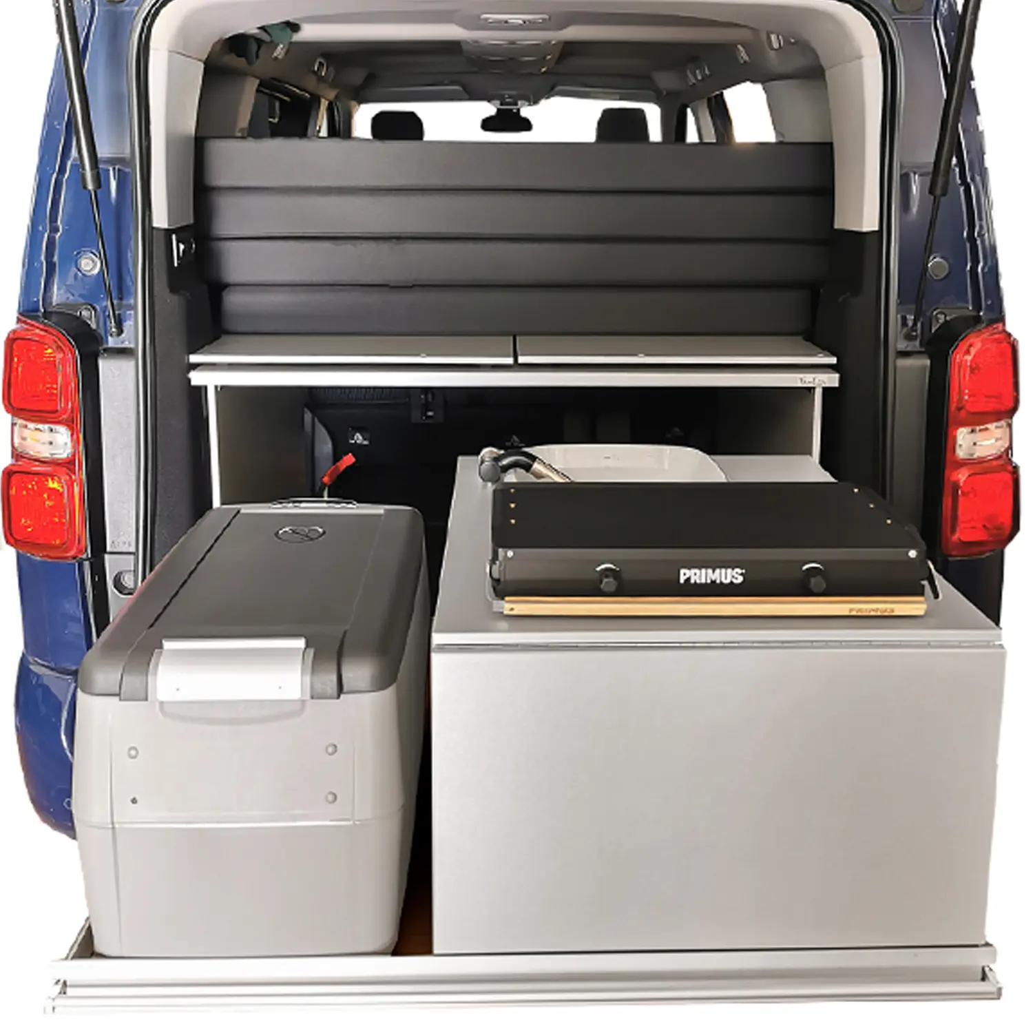 Heckauszug Riva im Stellantis PSA Van mit Kuchenmodul und Kuehlbox