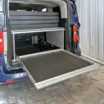 Heckauszug Riva im Stellantis PSA Van ausgefahren vor Garage