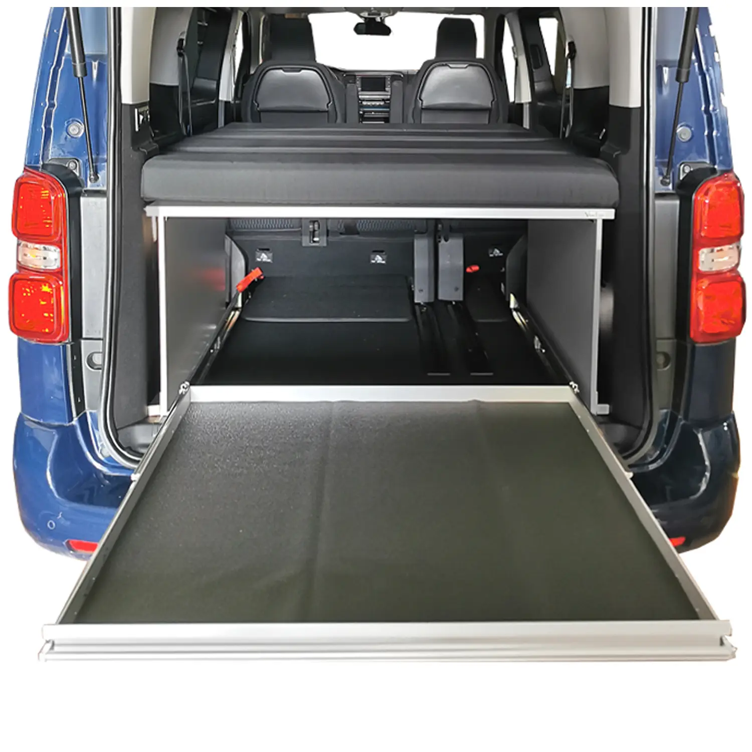 Heckauszug Riva im Stellantis PSA Van ausgefahren