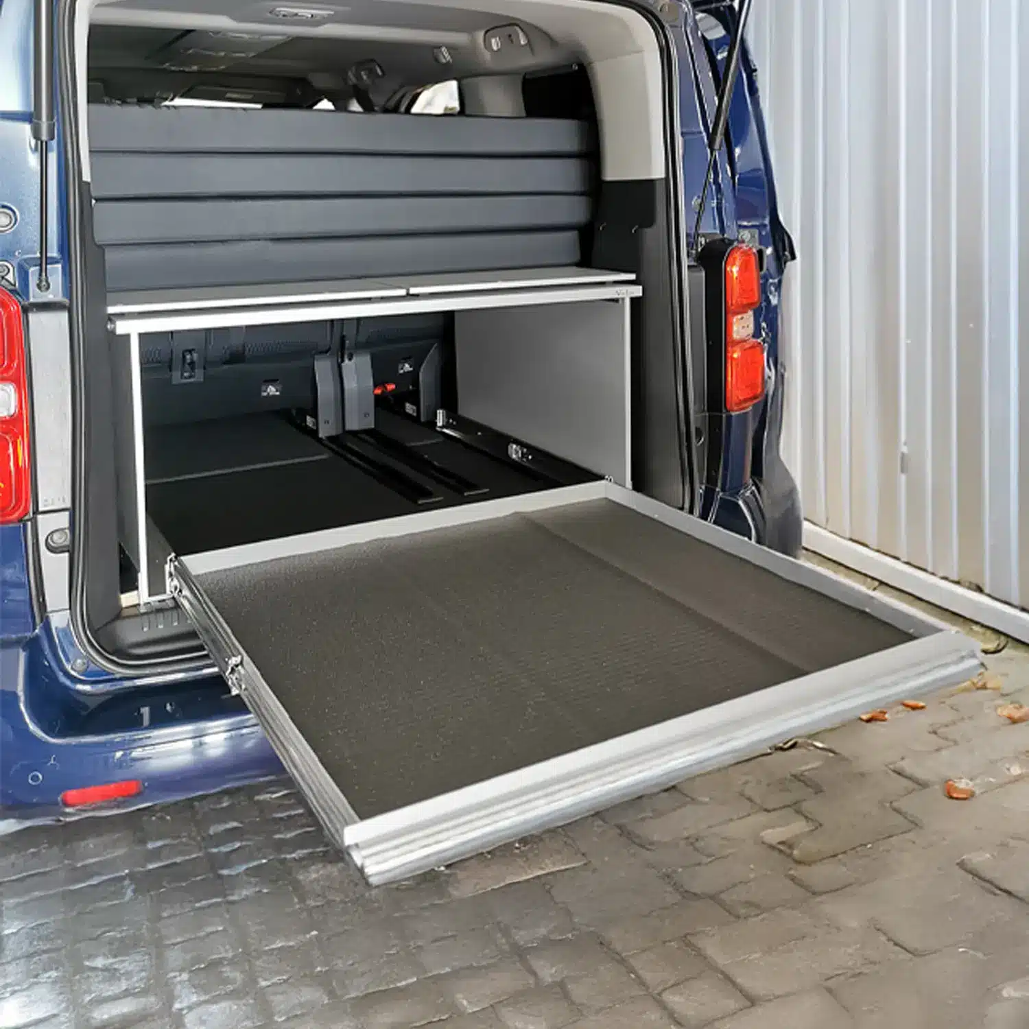 Heckauszug Riva im Stellantis PSA Van ausgefahren vor Garage