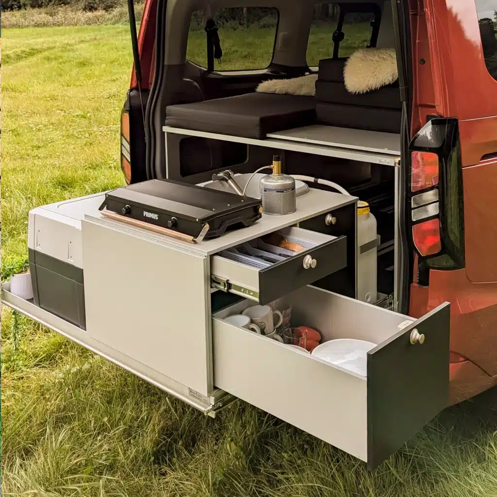 Heckauszug Riva im Ford Custom Kuechenmodul geoeffnete Schubladen