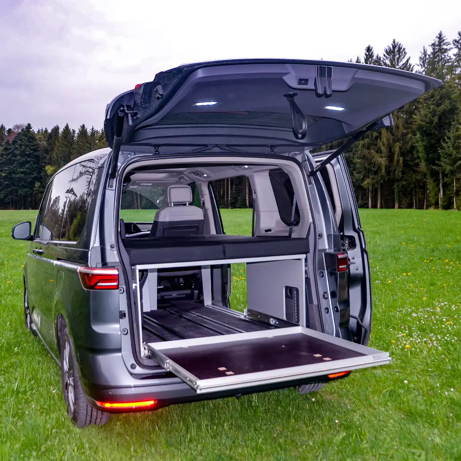 Heckauszug Riva im Volkswagen T7 Multivan solo auf Wiese