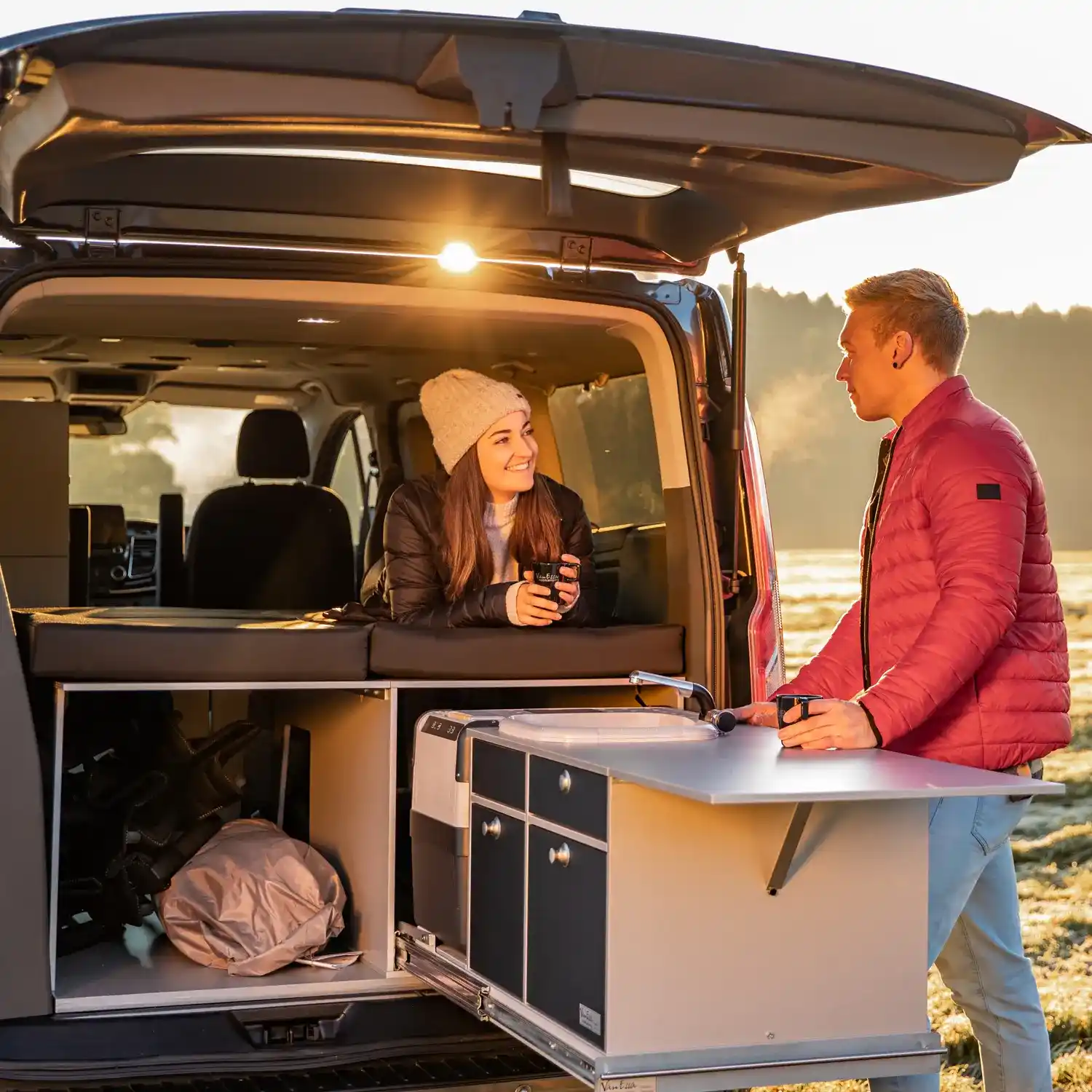Arco System Doppelbett mit Küche im Ford Custom
