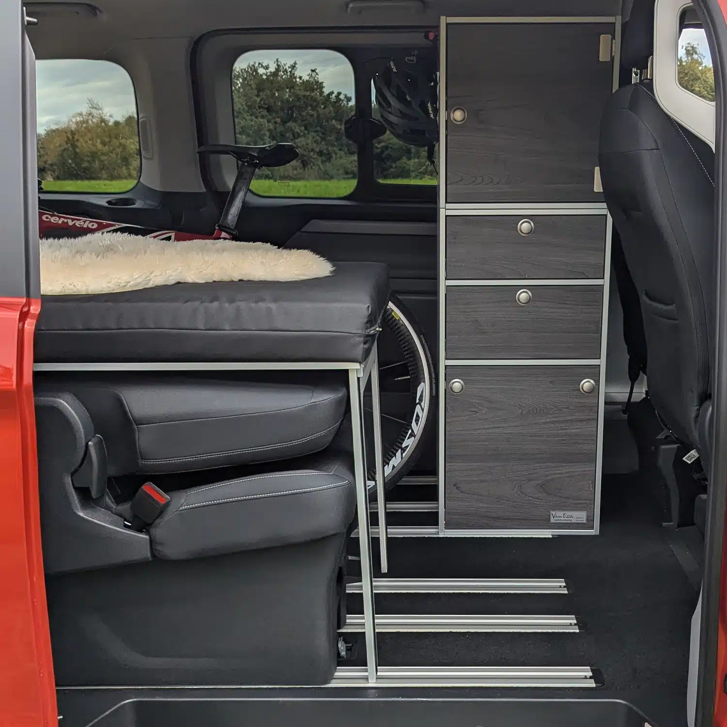 VanEssa Arco System Einzelbett mit Fahrrad und Modulturm Innenraum Ansicht