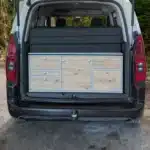 VanEssa Heckkueche Korpus-Silber Front-Wildeiche im Citroen Berlingo Peugeot Rifter Proace City frontal