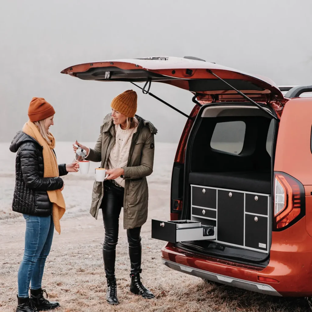 VanEssa Heckküche niedrig Korpus-Silber Front-Schwarz-matt im Renault Kangoo