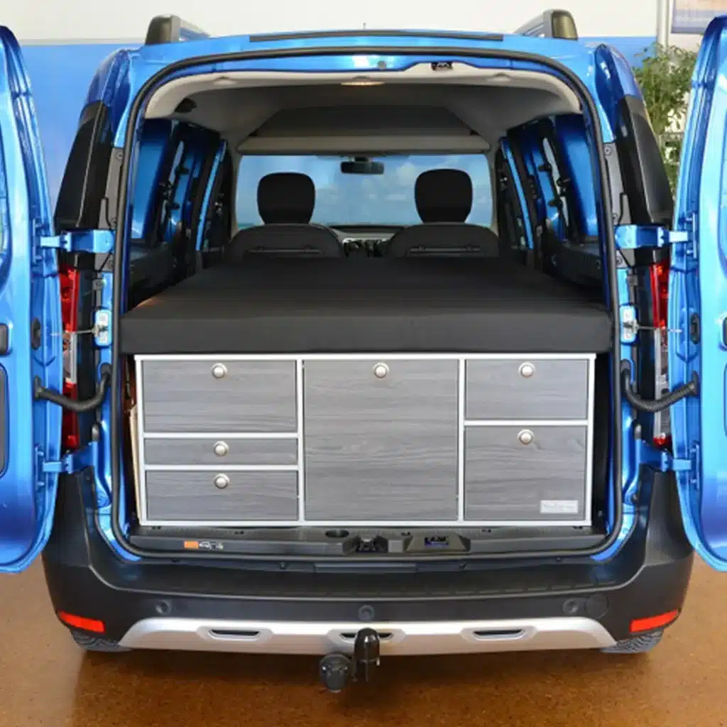 VanEssa Heckkueche Korpus-Silber Front-Schwarz-matt im Dacia Dokker