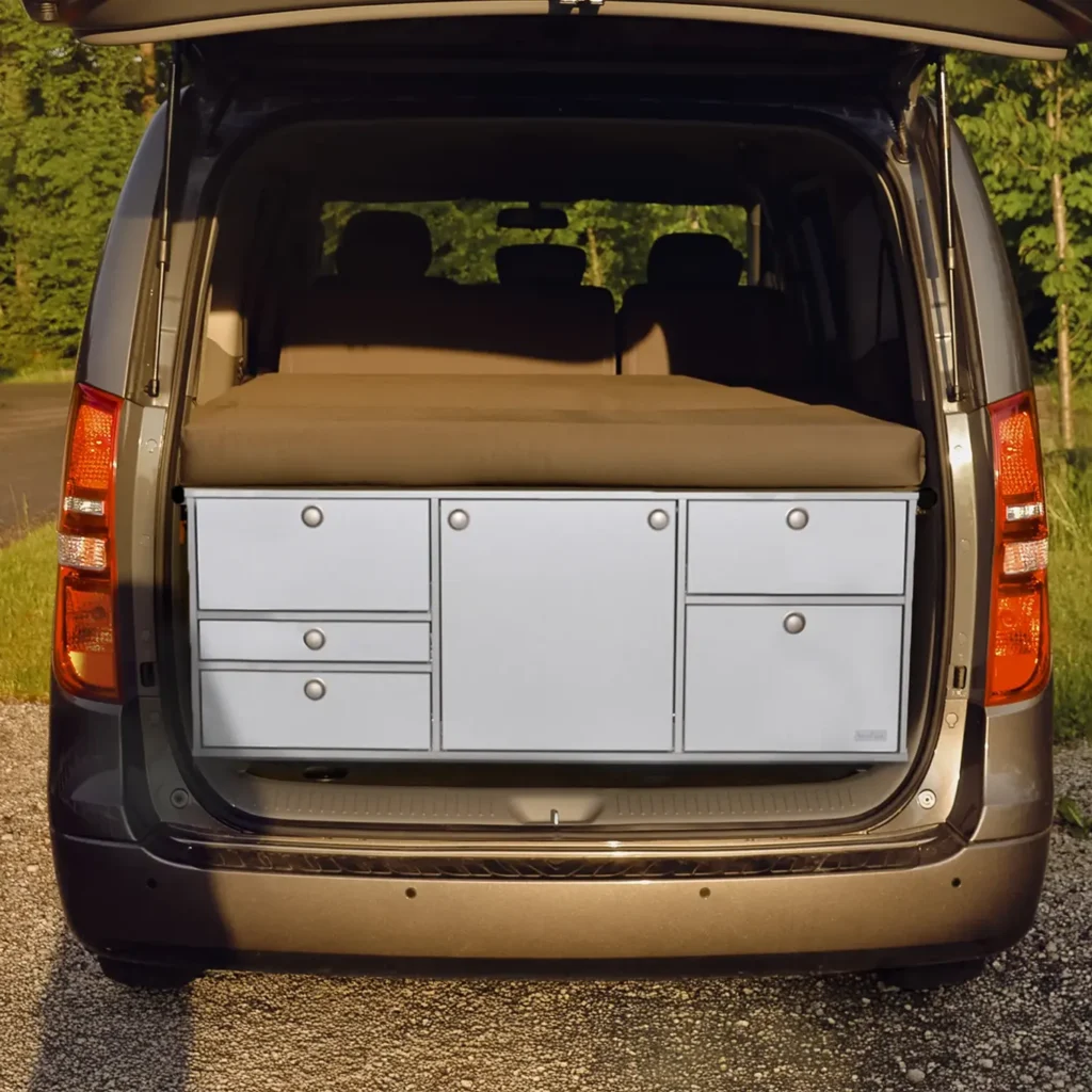 VanEssa Heckkueche Korpus-Silber Front-Silber im Hyundai H-1 Travel mit Schlafsystem