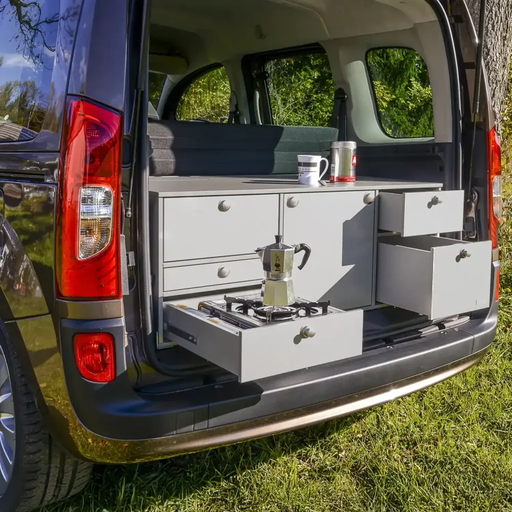 VanEssa Heckkueche Korpus-Silber Front-Silber im Kangoo Citan NV250 mit Kaffee und Bialetti Espressokocher