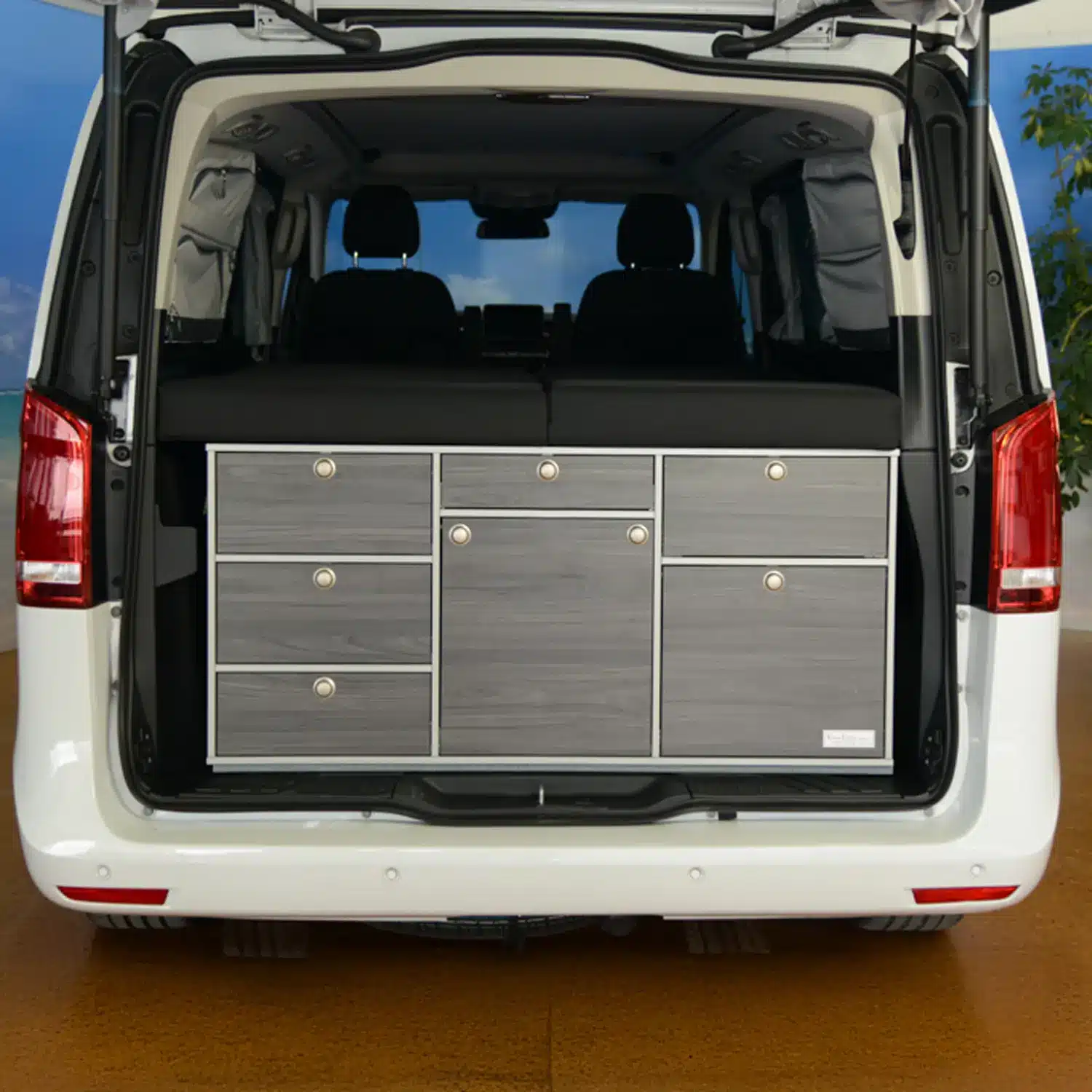 VanEssa Heckkueche Korpus-Silber Front-Swiss in Mercedes V-Klasse mit Surferbett geteilt