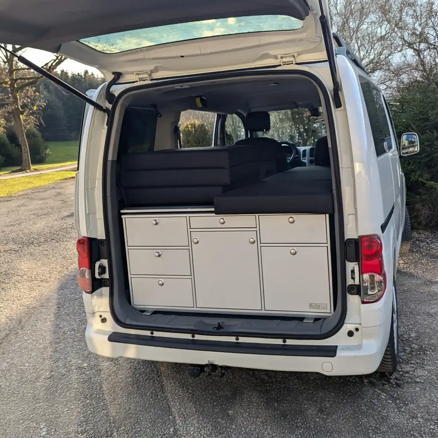 VanEssa Heckkueche Korpus-Silber Front-Silber im Nissan NV200