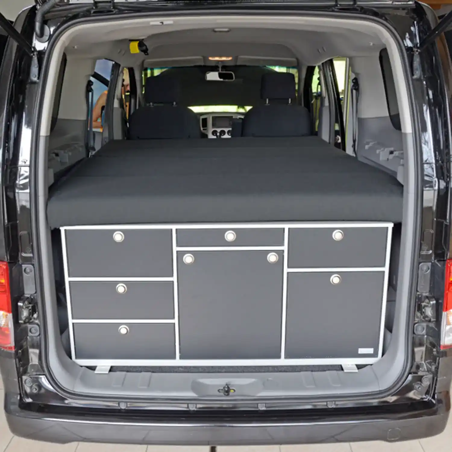 VanEssa Heckkueche Korpus-Silber Front-Schwarz-matt im Nissan NV200