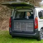 VanEssa Heckkueche Korpus-Silber Front-Swiss im Citroen Berlingo Peugeot Rifter Proace City geschlossen