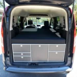 VanEssa Heckkueche Korpus-Silber Front-Schwarz-matt im Ford Tourneo Connect mit Schlafsystem