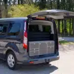 VanEssa Heckkueche Korpus-Silber Front-Schwarz-matt im Ford Tourneo Connect seitlich