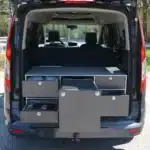 VanEssa Heckkueche Korpus-Silber Front-Schwarz-matt im Ford Tourneo Connect offen