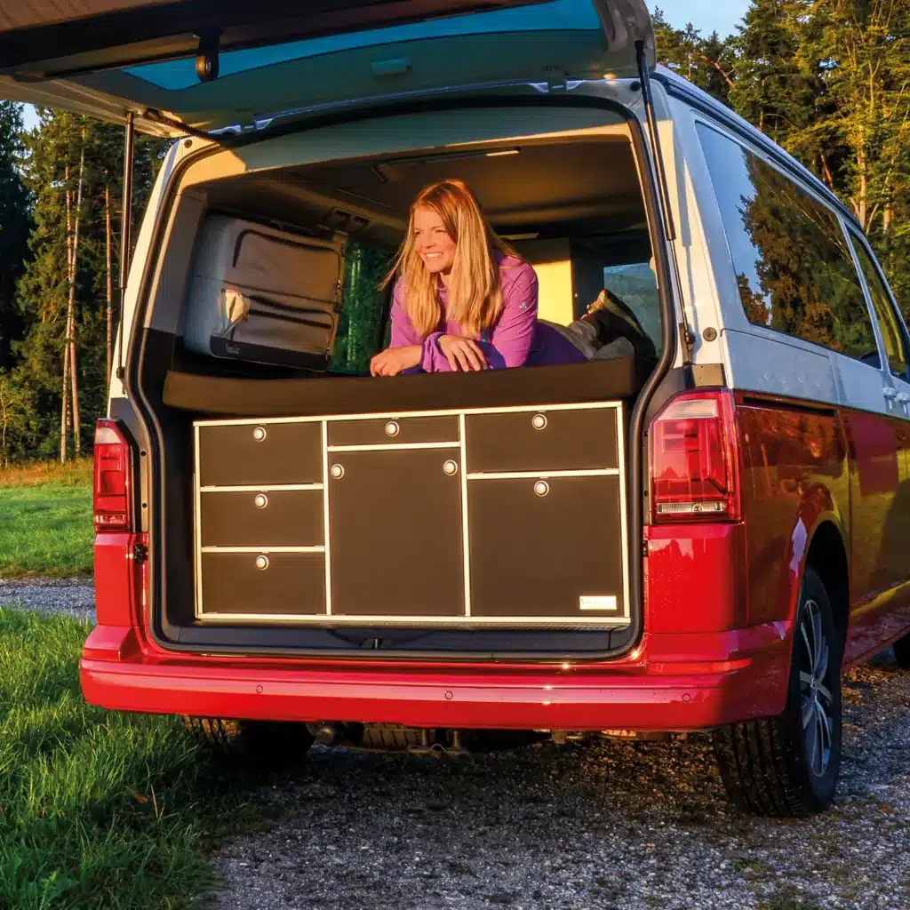 VanEssa Heckküche Korpus-Silber Front-Schwarz-matt im VW T6 California Beach Sonnenuntergang
