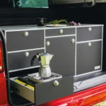 VanEssa Heckküche Korpus-Silber Front-Schwarz-matt im VW T6 California Beach Fruehstueck