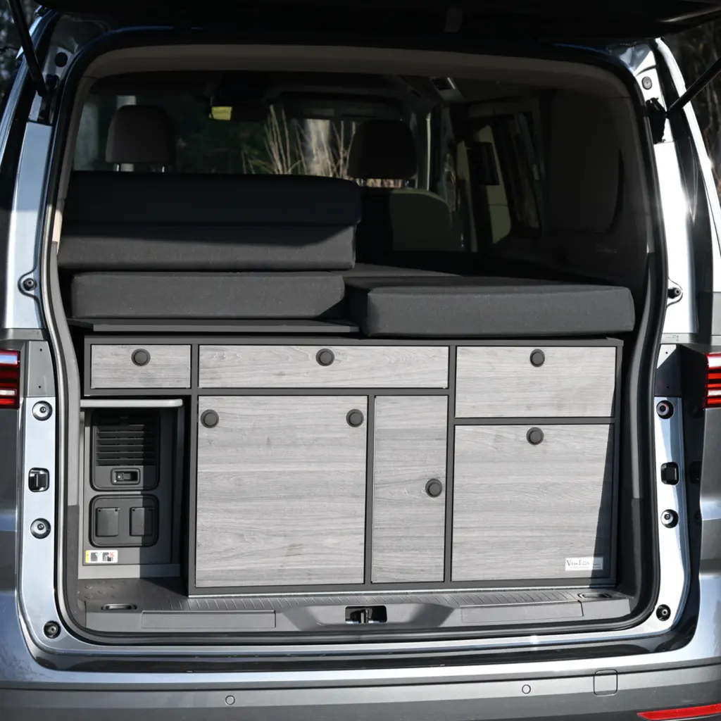 Heckküche Graphit-Swiss im VW T7 California Beach mit Technikbox