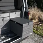 Heckküche Graphit-Swiss im VW T7 California Beach mit Technikbox Ausziehtisch