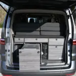 Heckküche Graphit-Swiss im VW T7 California Beach mit Technikbox Kuehlbox