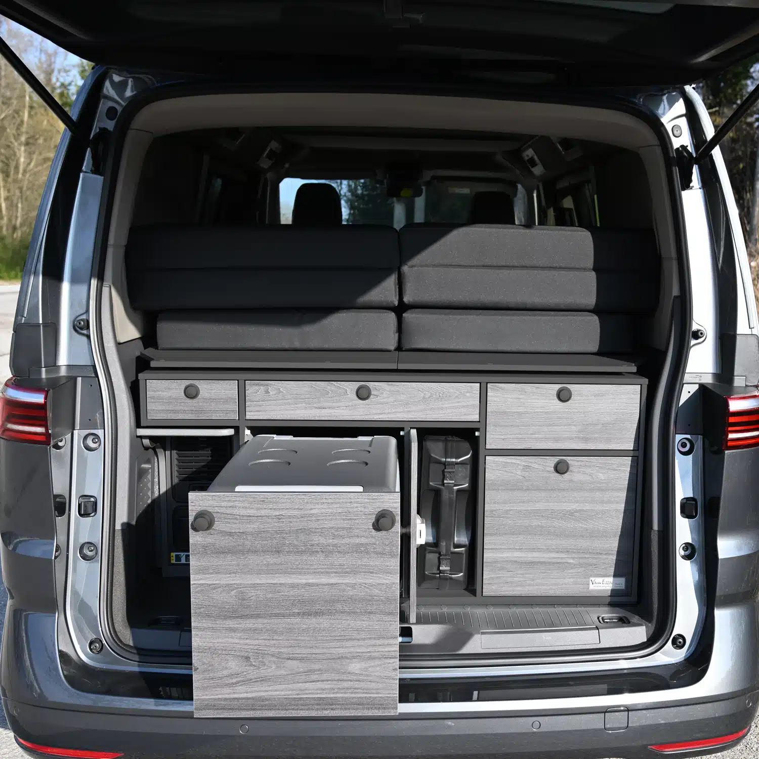 Heckküche Graphit-Swiss im VW T7 California Beach mit Technikbox Kuehlbox