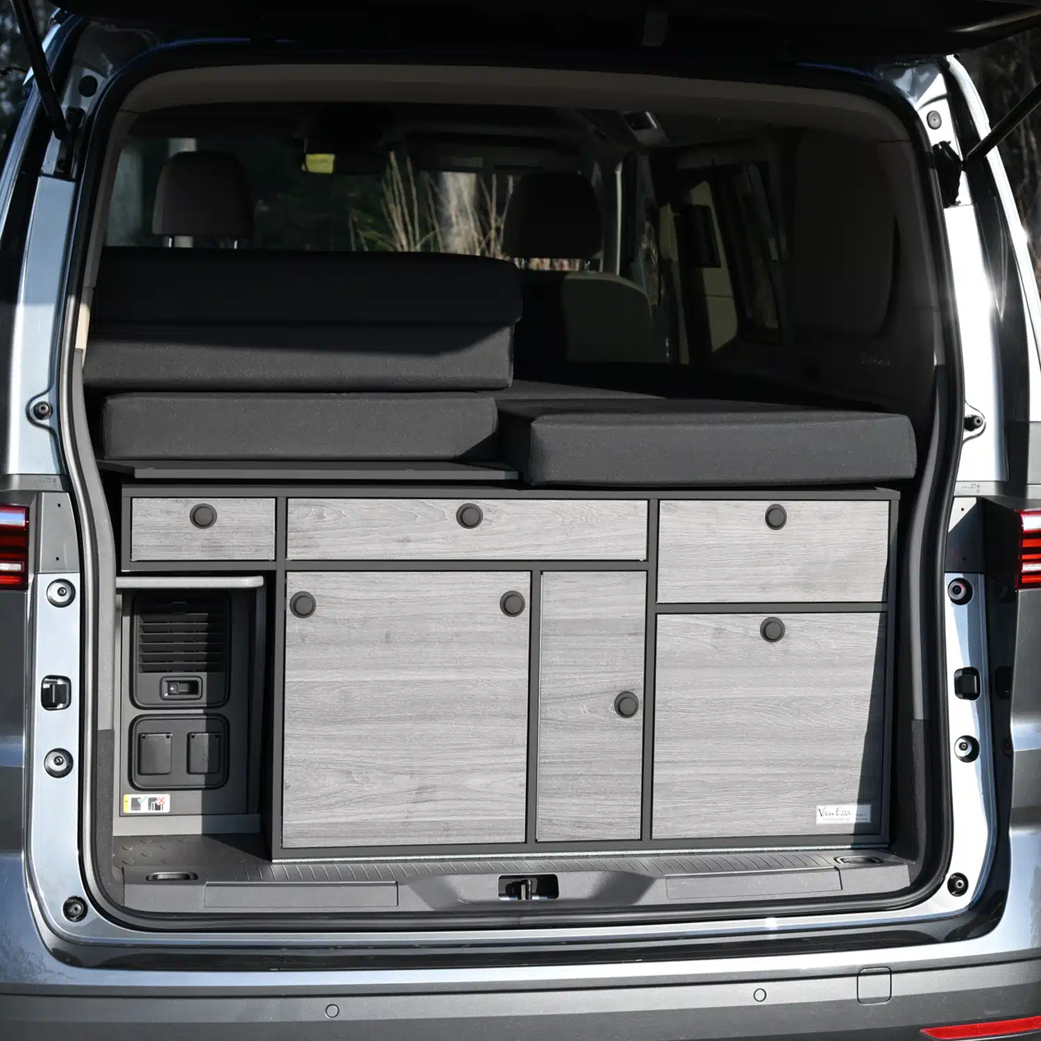 Heckküche Graphit-Swiss im VW T7 California Beach mit Technikbox