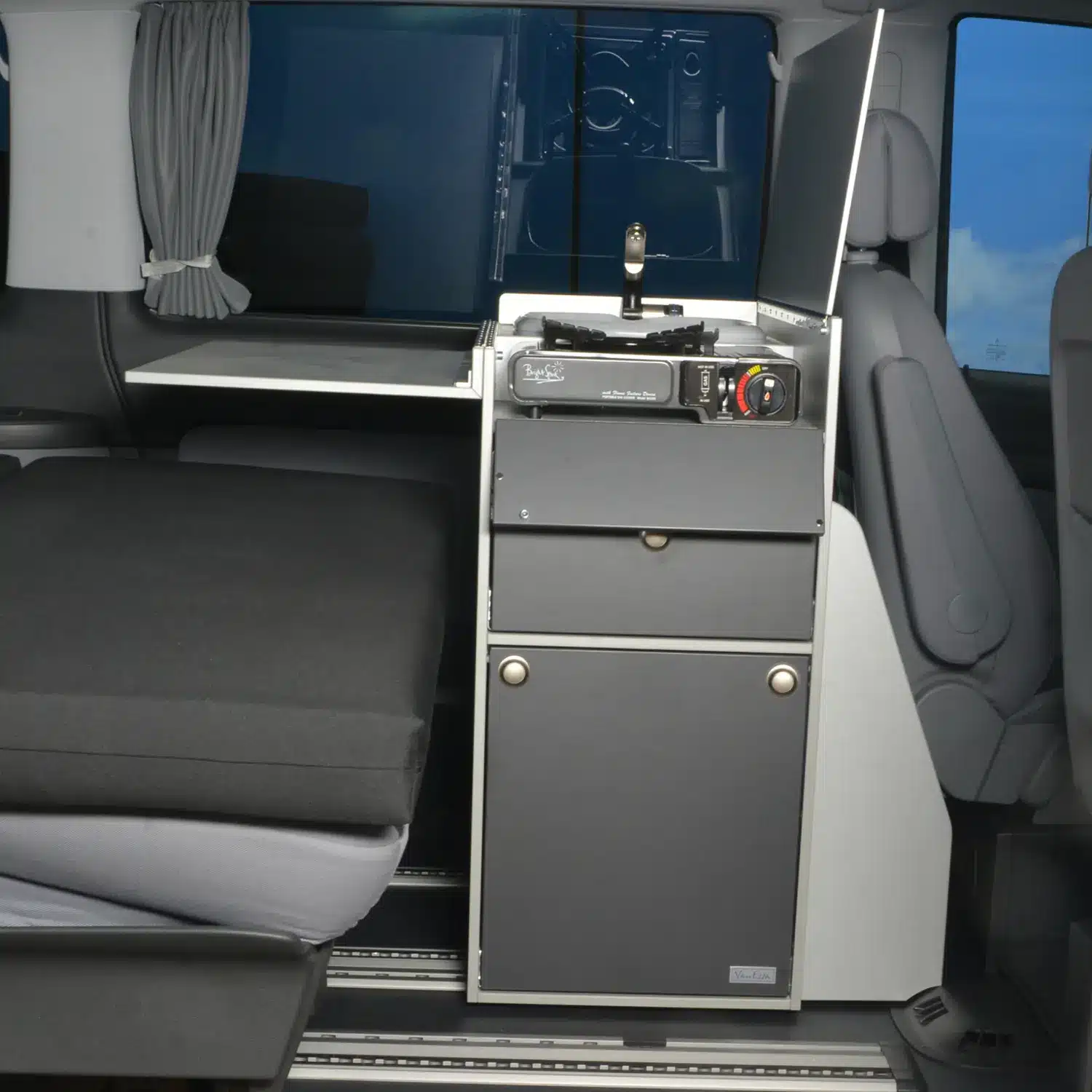 Oslo Kuechenmodul silber schwarz-matt im Mercedes Van